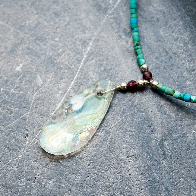 〔一点もの〕ターコイズとローマングラスのペンダント付きネックレス ローマ時代からの贈り物 2 - ローマングラスペンダントの裏面です