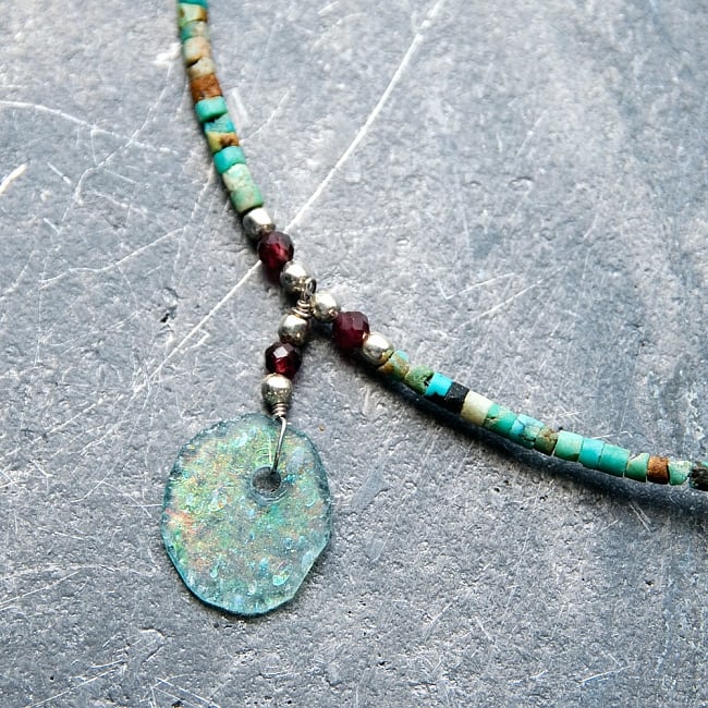 〔一点もの〕ターコイズとローマングラスのペンダント付きネックレス ローマ時代からの贈り物 2 - ローマングラスペンダントの裏面です
