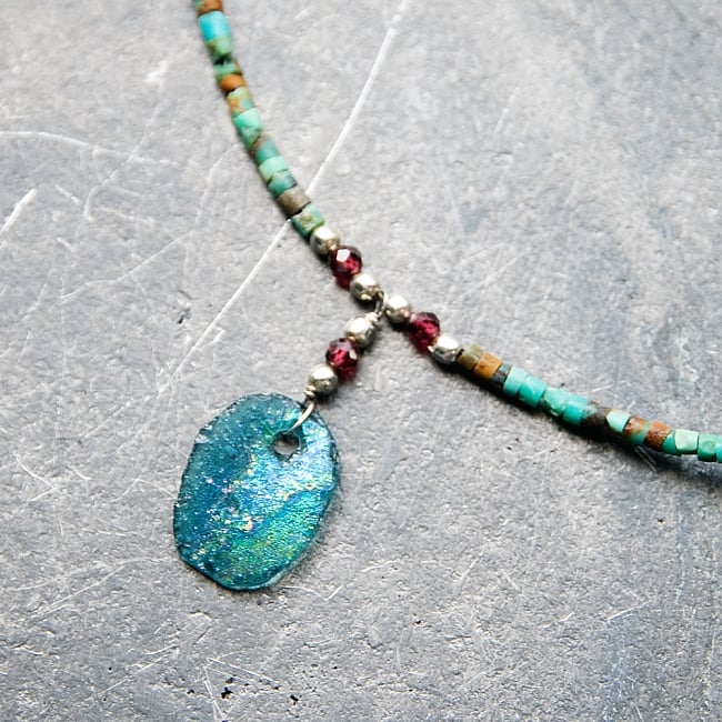 〔一点もの〕ターコイズとローマングラスのペンダント付きネックレス ローマ時代からの贈り物 2 - ローマングラスペンダントの裏面です