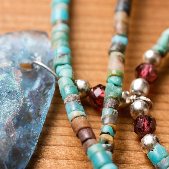 〔一点もの〕ターコイズとローマングラスのペンダント付きネックレス ローマ時代からの贈り物 7 - 石がそのままだと着け心地は良くないので、肌に優しく痛くないよう、きちんと角を取ってあります。