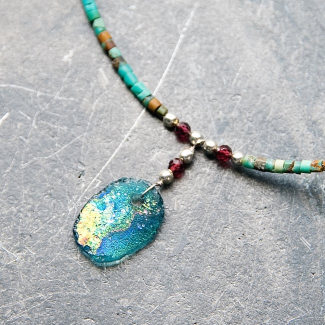 〔一点もの〕ターコイズとローマングラスのペンダント付きネックレス ローマ時代からの贈り物の写真ターコイズ,天然石,ローマンガラス,ローマングラス,ペンダントトップ,ネックレス,古代ガラス