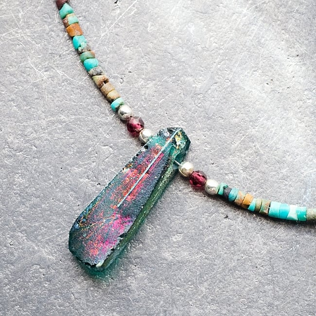 〔一点もの〕ターコイズとローマングラスのペンダント付きネックレス ローマ時代からの贈り物 2 - ローマングラスペンダントの裏面です