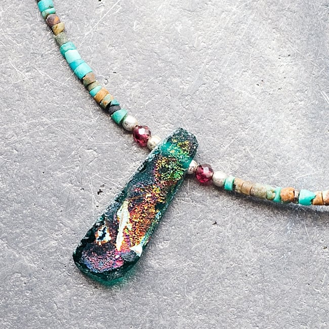 〔一点もの〕ターコイズとローマングラスのペンダント付きネックレス ローマ時代からの贈り物の写真ターコイズ,天然石,ローマンガラス,ローマングラス,ペンダントトップ,ネックレス,古代ガラス