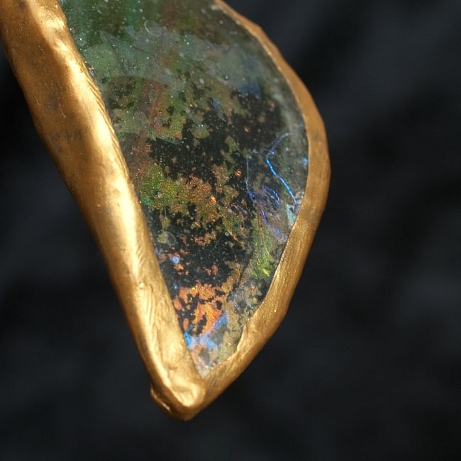 [一点もの]ローマングラスのペンダント 4 - ガラスの部分を拡大してみました