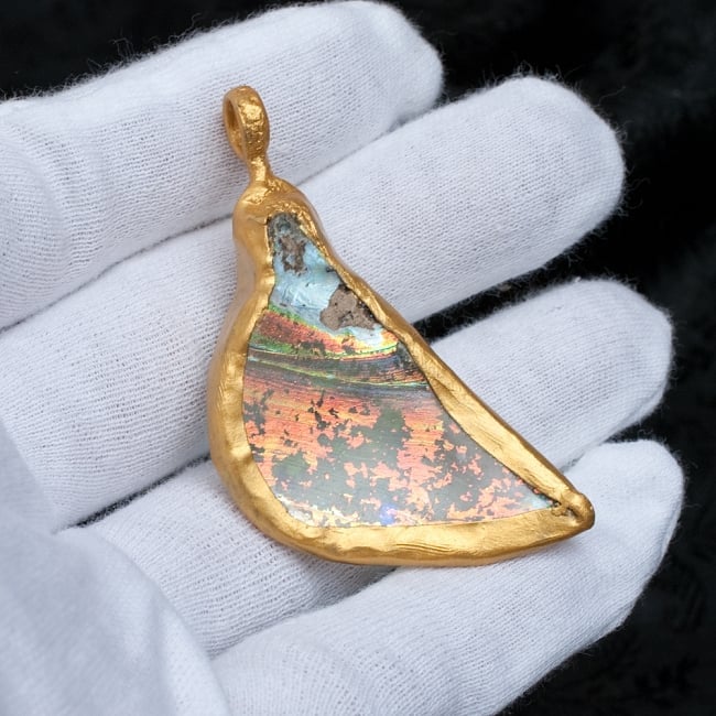 [一点もの]ローマングラスのペンダント 6 - サイズ比較のために手に持ってみました