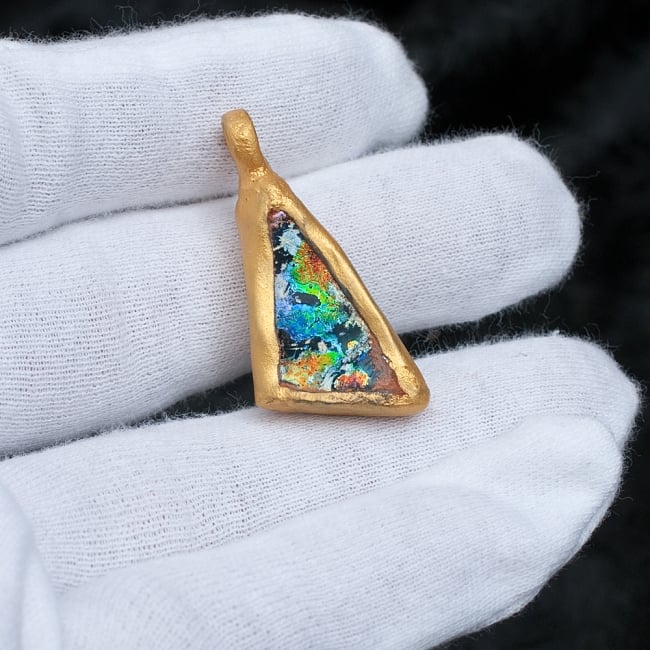 [一点もの]ローマングラスのペンダント 6 - サイズ比較のために手に持ってみました