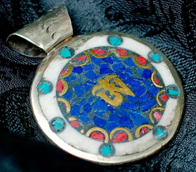 エンドレスノット（エメラルド色）とオーン（聖音）のペンダントトップ（青）の写真1枚目です。表面の写真ですアクセサリー,ペンダント,ネックレス,ネパール
