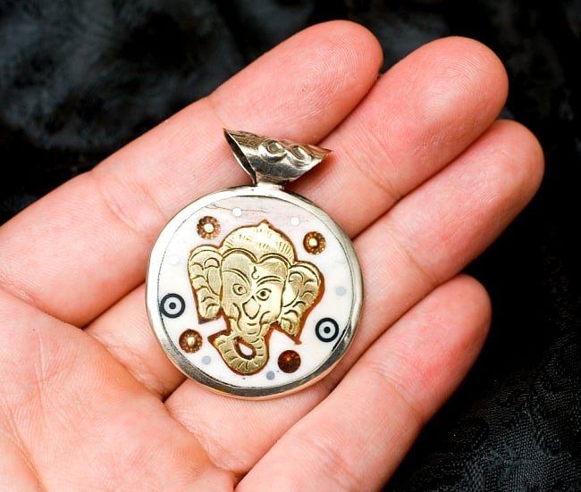 ガネーシャと太陽のペンダントトップ 4 - 手に持ってみました