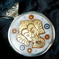 ガネーシャと太陽のペンダントトップの商品写真