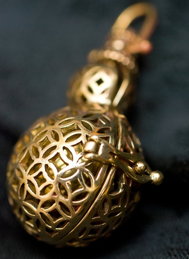 幾何模様のゴールドガムランボール（ひょうたん） 2 - 柄の部分をズームした写真です、錠みたいなのがついていますね