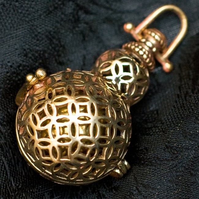 幾何模様のゴールドガムランボール（ひょうたん）の写真1枚目です。表面の写真ですアクセサリー,ペンダント,ネックレス,ネパール