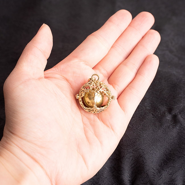 菩提樹柄のゴールドガムランボール　-直径約2.5cm 6 - 手に持ってみました