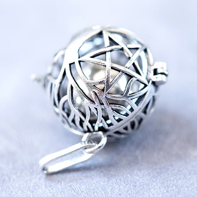 星と菩提樹柄のガムランボール【ゴールド&シルバー】 -直径約2cm 3 - 拡大してみました