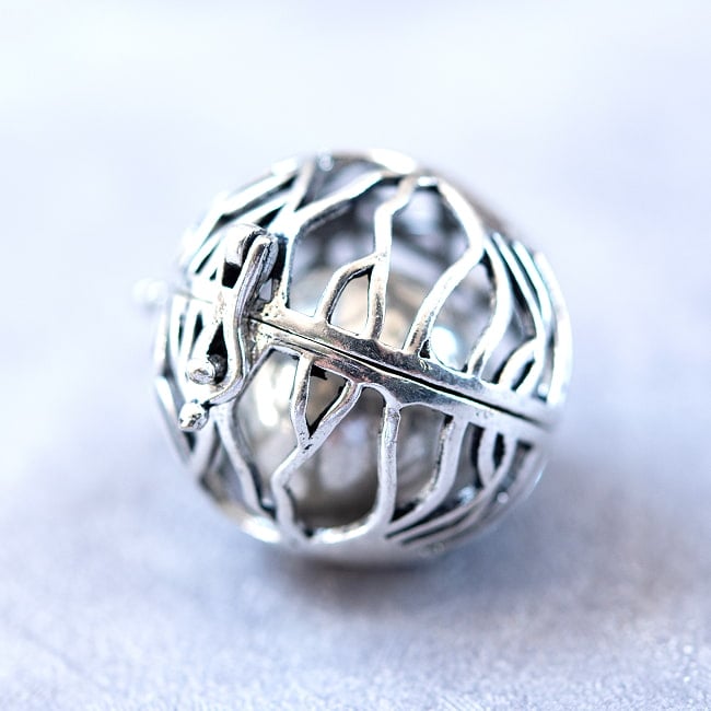 星と菩提樹柄のガムランボール【ゴールド&シルバー】 -直径約2cm 4 - 拡大してみました