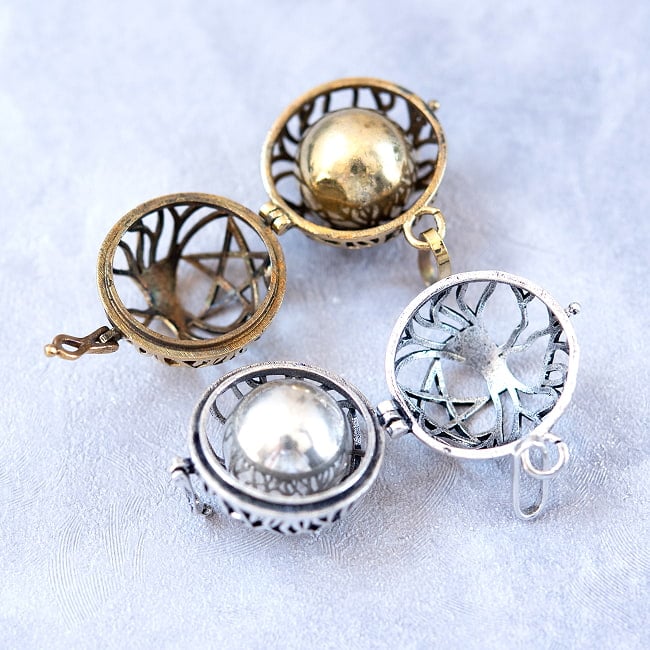 星と菩提樹柄のガムランボール【ゴールド&シルバー】 -直径約2cm 5 - 中にはこのようにガムランボールが入っています。