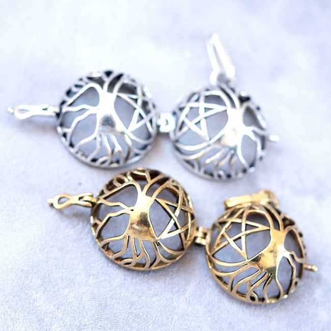 星と菩提樹柄のガムランボール【ゴールド&シルバー】 -直径約2cm 6 - 開けて広げてみました。