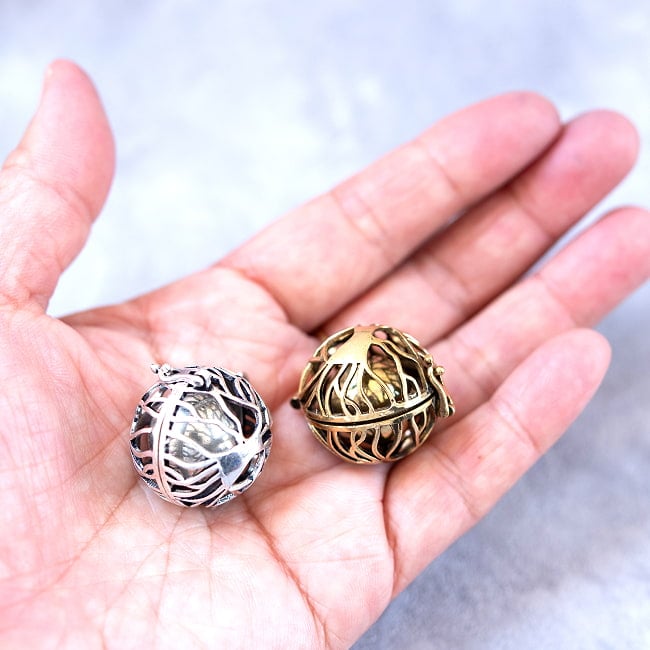 星と菩提樹柄のガムランボール【ゴールド&シルバー】 -直径約2cm 7 - 手にのせるとこのくらいのサイズです。