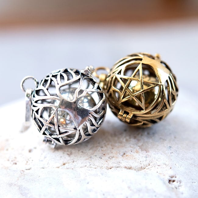 星と菩提樹柄のガムランボール【ゴールド&シルバー】 -直径約2cmの写真