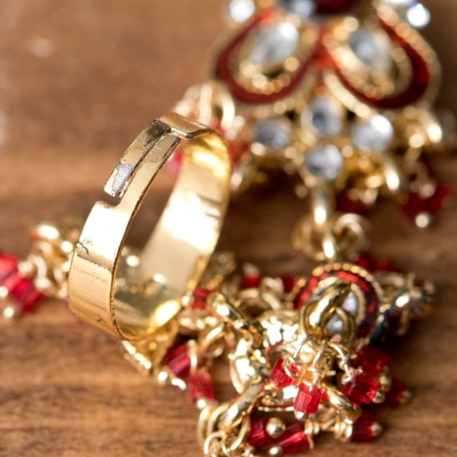 【ちょっと訳あり】ゴールドパンジャ［一本指］　-　水色 6 - リング部分です。こちらが訳ありの部分で、写真のように小キズがある場合がございます。

ここを動かすことで、指に合わせて調節することが可能です。