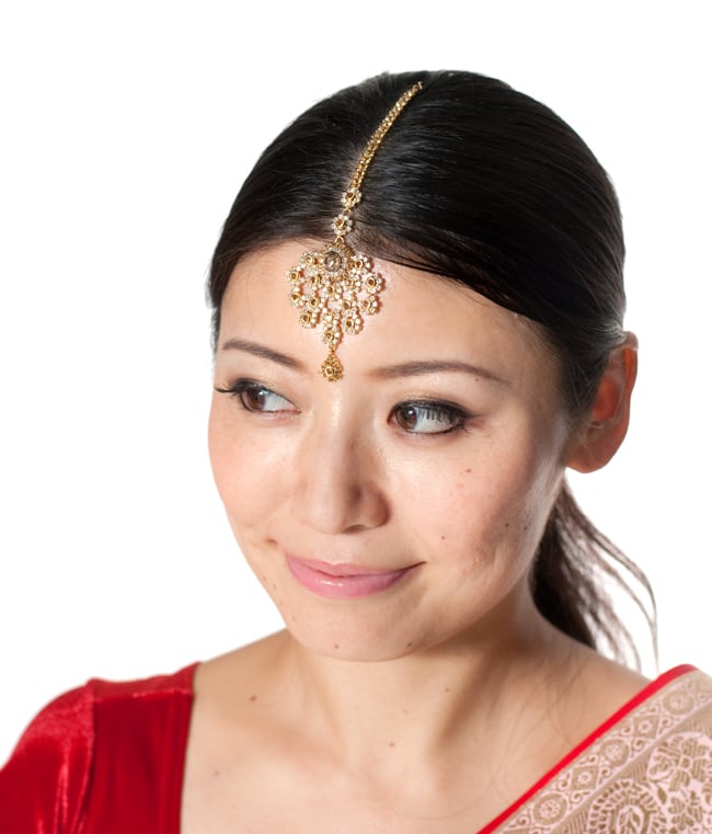 カラフルビジューのティッカ インドのヘアアクセサリー 13 - 同ジャンル品のティッカをモデルさんが付けてみたところです