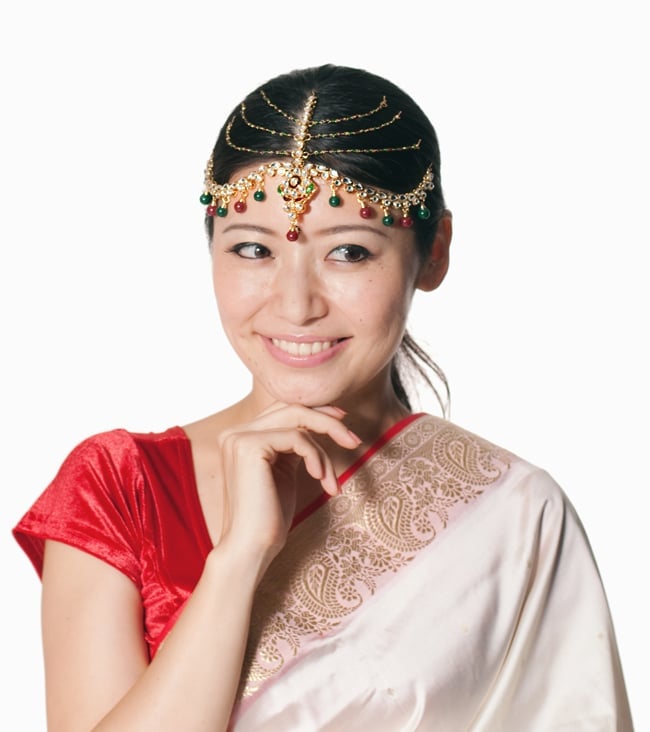 ゴージャスティッカ インドのヘアアクセサリー 7 - 同ジャンル品のティッカをモデルさんが付けてみたところです