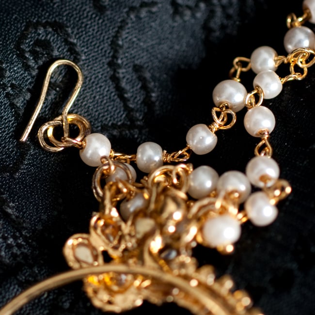 〔ナティー〕ノーズリング インドのノンホール鼻ピアス 5 - フックの拡大写真です。この部分で耳の後ろの髪に付けます。付けにくい場合はUピンなどのヘアピンをご使用ください。