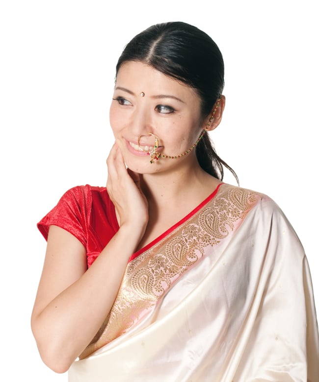 〔ナティー〕ノーズリング インドのノンホール鼻ピアス 10 - 同ジャンル品のノーズリングをモデルさんが付けてみたところです。