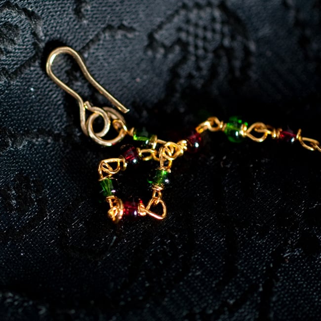 〔ナティー〕ノーズリング インドのノンホール鼻ピアス 5 - フックの拡大写真です。この部分で耳の後ろの髪に付けます。付けにくい場合はUピンなどのヘアピンをご使用ください。