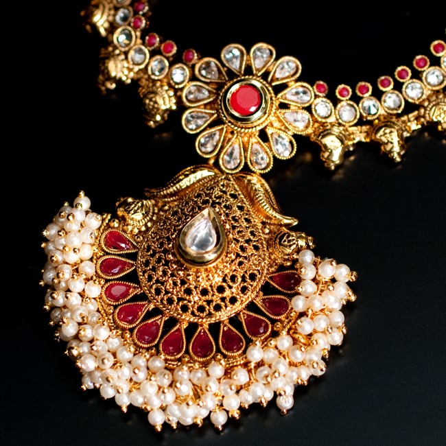 インド伝統アクセサリー クンダンネックレス＆ピアスセット 4 - ネックレスの拡大写真です。光を受けると美しく輝きます。