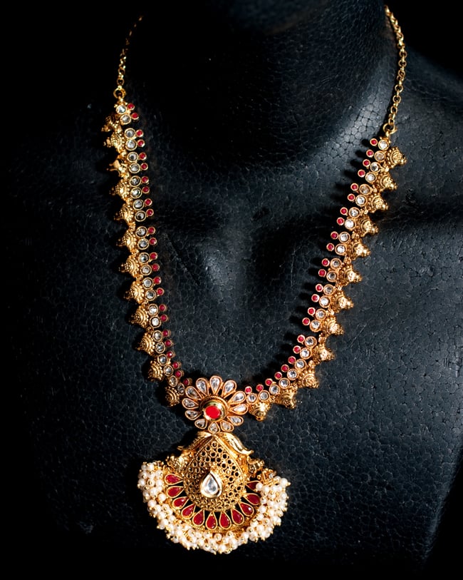 インド伝統アクセサリー クンダンネックレス＆ピアスセット 6 - ネックレスをマネキンにかけてみました。