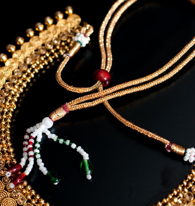 インド伝統アクセサリー クンダンネックレス&ピアスセット 3 - チェーンの取り付け部分はこのようになっています