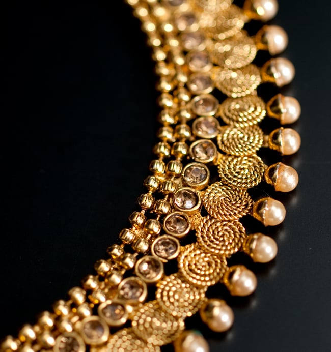 インド伝統アクセサリー クンダンネックレス&ピアスセット 4 - ネックレスの拡大写真です。光を受けると美しく輝きます。