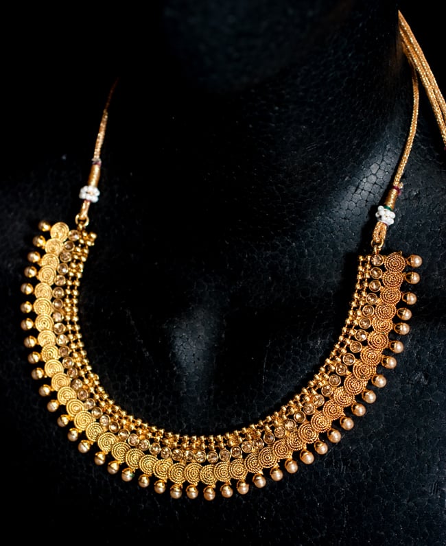 インド伝統アクセサリー クンダンネックレス&ピアスセット 6 - ネックレスをマネキンにかけてみました。