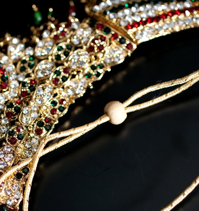 インドアクセサリー3点セット〔ネックレス、ピアス、ティッカ〕 - 赤×緑 3 - 取り付け部分の拡大写真です