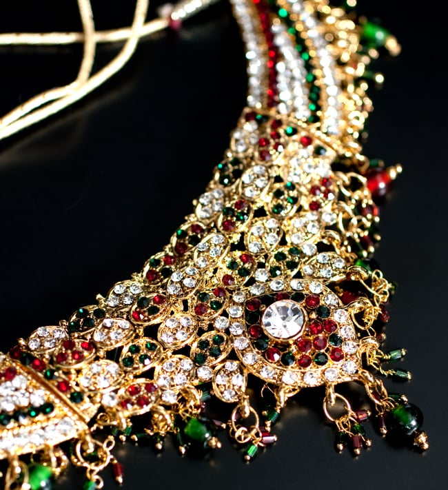 インドアクセサリー3点セット〔ネックレス、ピアス、ティッカ〕 - 赤×緑 4 - ネックレスの拡大写真です。光を受けて綺麗に輝きます。