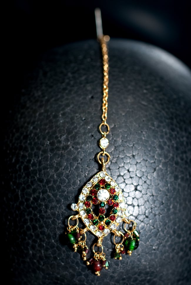 インドアクセサリー3点セット〔ネックレス、ピアス、ティッカ〕 - 赤×緑 6 - ティッカの写真です。 フックを頭頂部にひっかけ、髪の分け目に沿うようにしてお使いいただけます。