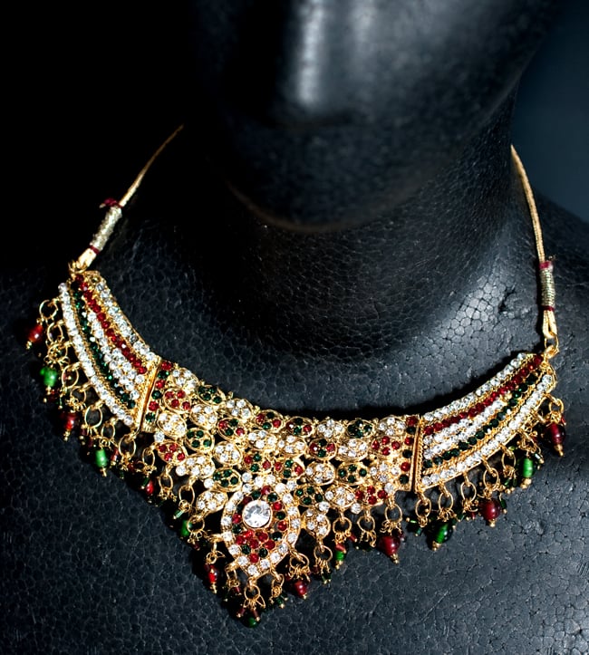 インドアクセサリー3点セット〔ネックレス、ピアス、ティッカ〕 - 赤×緑 7 - ネックレスをマネキンにかけてみました。