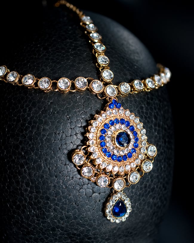 ゴージャスインドアクセサリー3点セット〔ネックレス、ピアス、ティッカ〕 - 青 6 - ティッカの写真です。 フックを頭頂部にひっかけ、髪の分け目に沿うようにしてお使いいただけます。