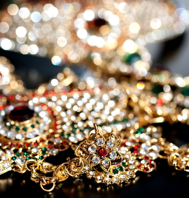 パーティー&婚礼用ジュエリー 豪華8点セット 11 - 拡大写真です。光を受けるとキラキラと輝きます。