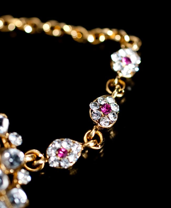 カラフルビジューのクンダンチョーカー インドの首飾り 3 - チェーンの途中もさり気なく装飾されています