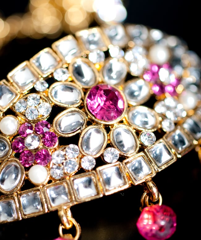 カラフルビジューのクンダンチョーカー インドの首飾り 6 - 拡大写真です。光を受けて綺麗に輝きます。