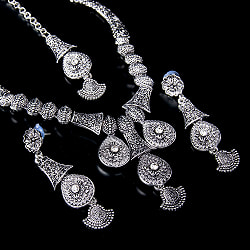 ラバリ族デザイン　トライバル・シルバーメタル　アクセサリー3点セット〔ネックレス、ピアス、ティッカ〕 - サブ2