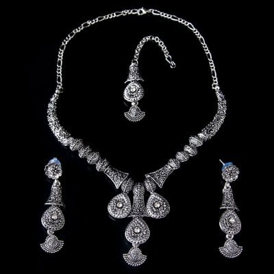 ラバリ族デザイン トライバル・シルバーメタル アクセサリー3点セット〔ネックレス、ピアス、ティッカ〕(ID-NECKSET-550)