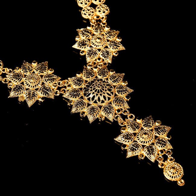 ゴージャス・ゴールド　ネックレス＆ピアスセット　インド伝統アクセサリー 4 - ネックレスの拡大写真です。光を受けると美しく輝きます。