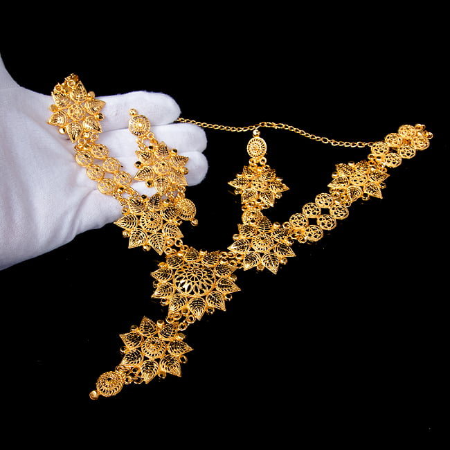 ゴージャス・ゴールド　ネックレス＆ピアスセット　インド伝統アクセサリー 6 - このようなサイズ感になります