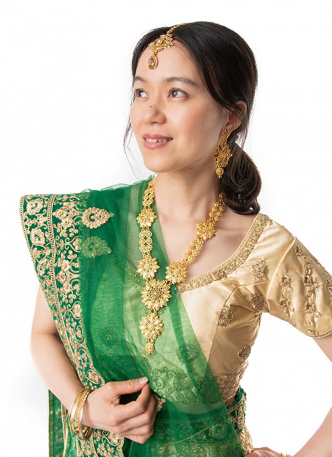 ゴージャス・ゴールド　ネックレス＆ピアスセット　インド伝統アクセサリー 9 - 着用例です。他のゴールド系のティッカと合わせても素敵です。