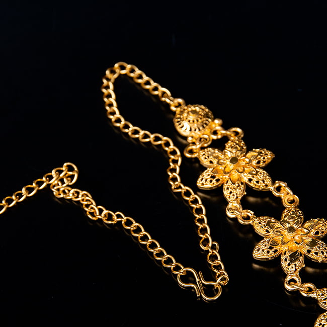 ゴージャス・ゴールド　ネックレス＆ピアスセット　インド伝統アクセサリー 3 - チェーンの取り付け部分はこのようになっています
