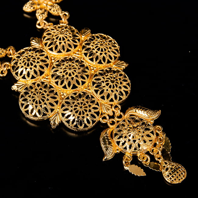 ゴージャス・ゴールド　ネックレス＆ピアスセット　インド伝統アクセサリー 4 - ネックレスの拡大写真です。光を受けると美しく輝きます。