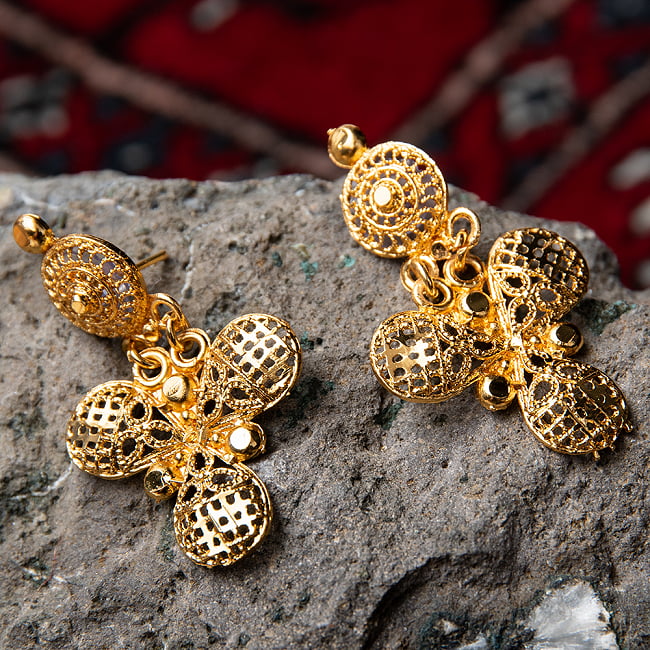 ゴージャス・ゴールド　ネックレス＆ピアスセット　インド伝統アクセサリー 8 - とても素敵な雰囲気です