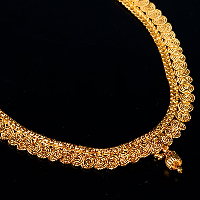ゴールド・ドクラデザイン　ネックレス＆ピアスセット　インド伝統アクセサリー 4 - ネックレスの拡大写真です。光を受けると美しく輝きます。